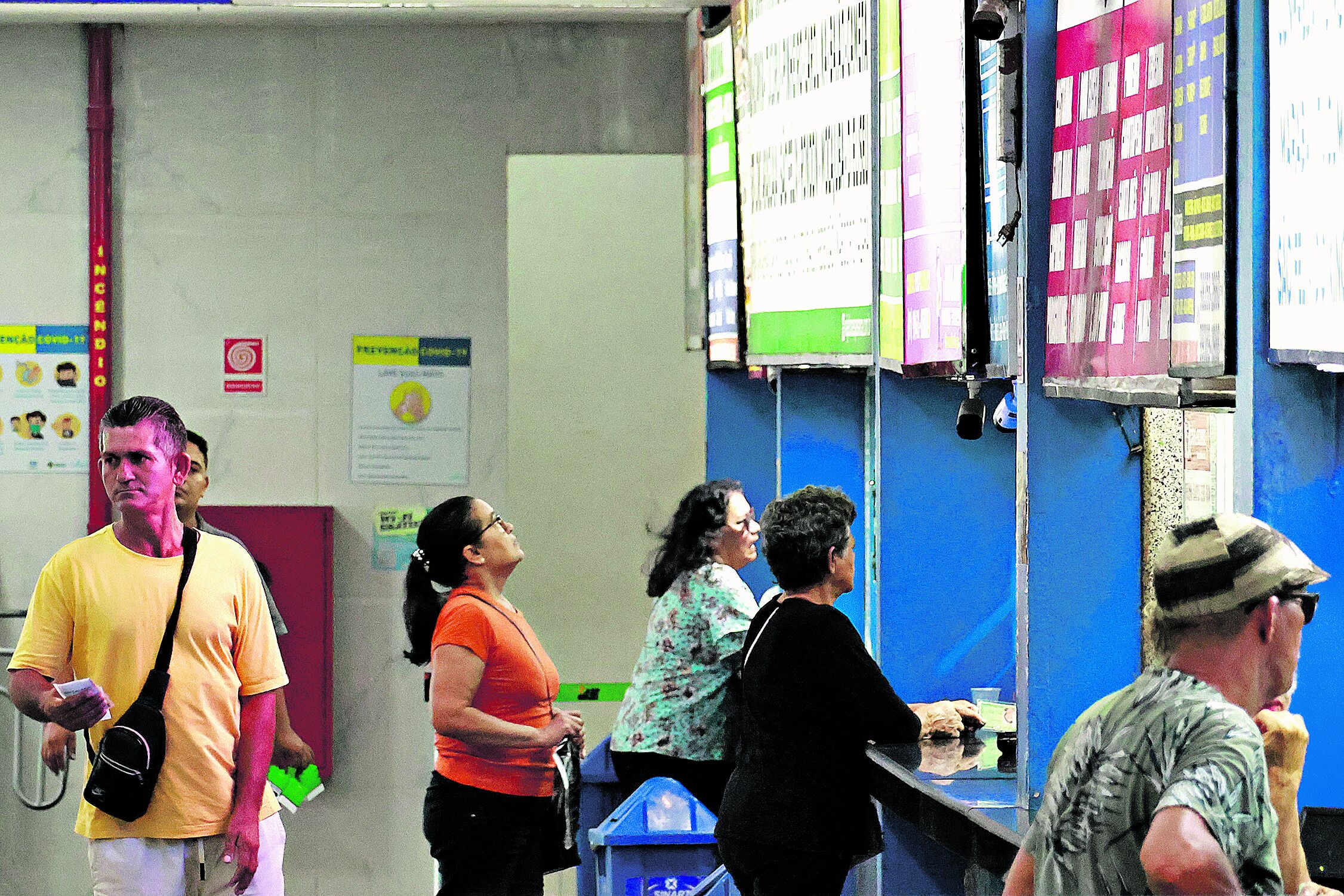 Alguns passageiros já adiantam para comprar suas passagens. Foto: Ricardo Amanajás / Diario do Pará.