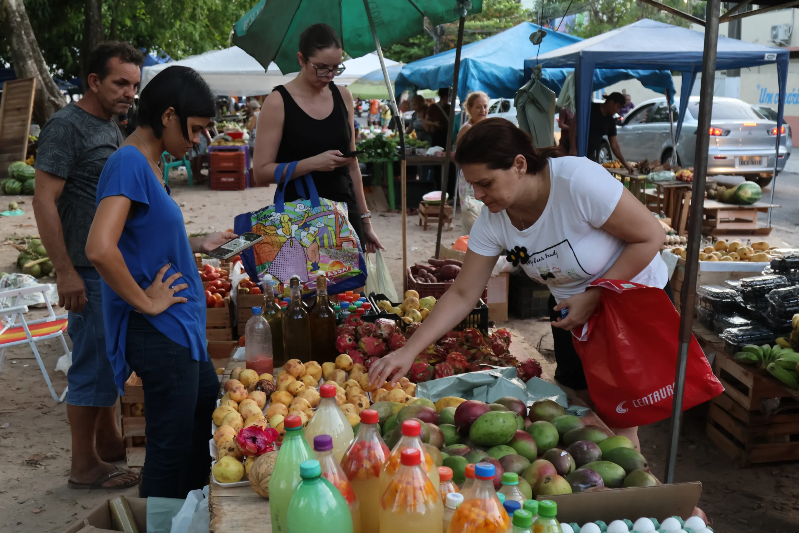 Feira oferece produtos como verduras, frutas e até artesanato. Foto: Wagner Almeida / Diário do Pará.