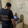 Policiais federais analisam mídias eletrônicas durante a operação que resultou na prisão de um homem por crimes de abuso sexual infantil em Marabá. 