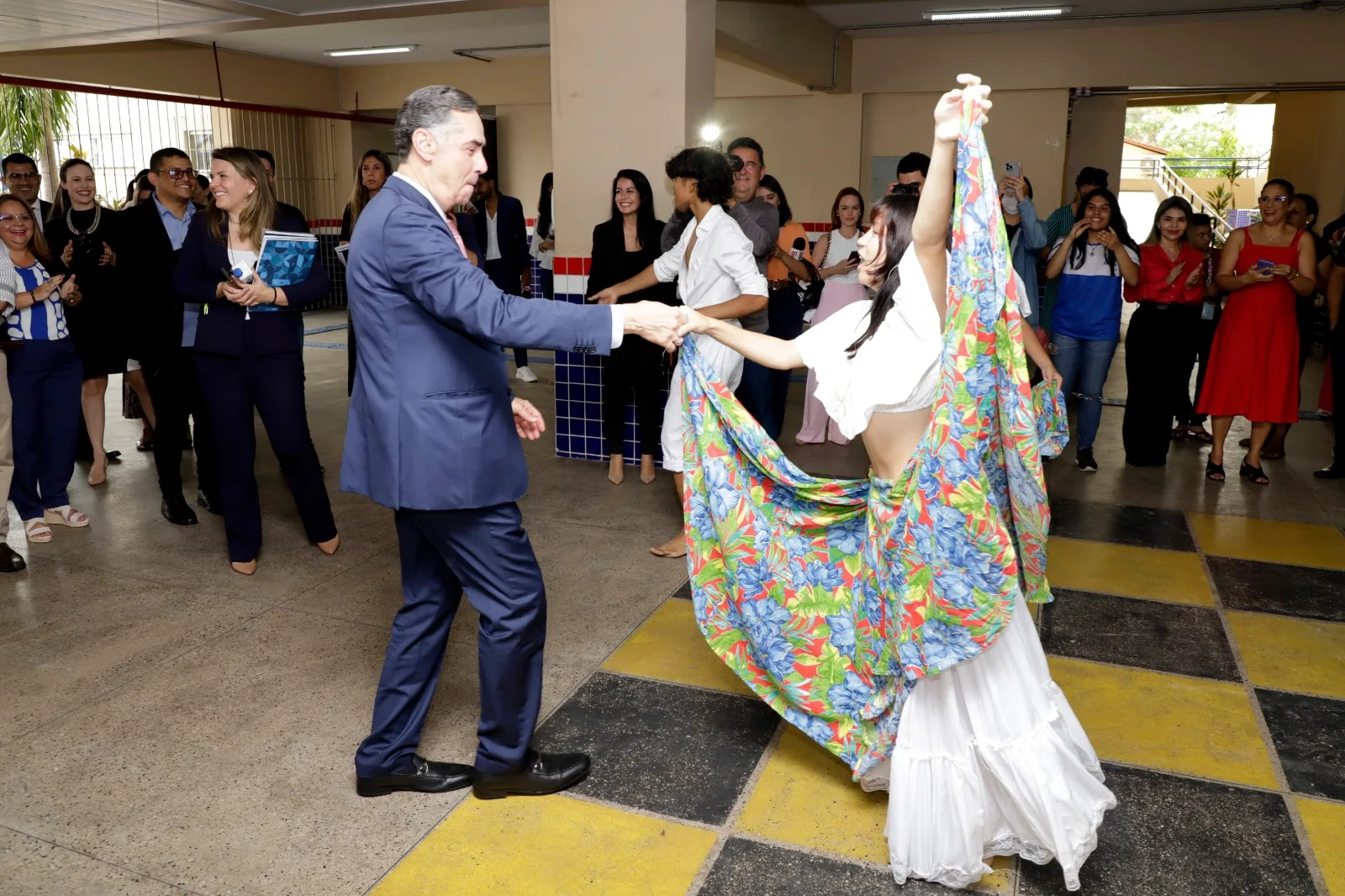 Ao chegar, o ministro foi saudado com uma apresentação de carimbó e até se aventurou em alguns passos de dança. Foto: Mauro Ângelo/Diário do Pará