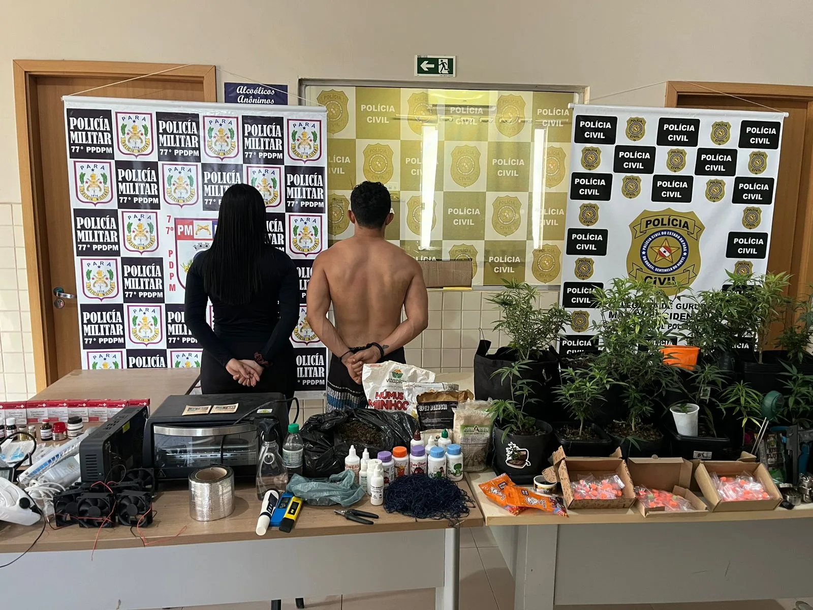 As investigações da Polícia Civil revelaram a gravidade do problema, culminando na prisão de Klark Victor e Lorena, que organizavam festas rave propensas ao consumo de substâncias ilícitas.