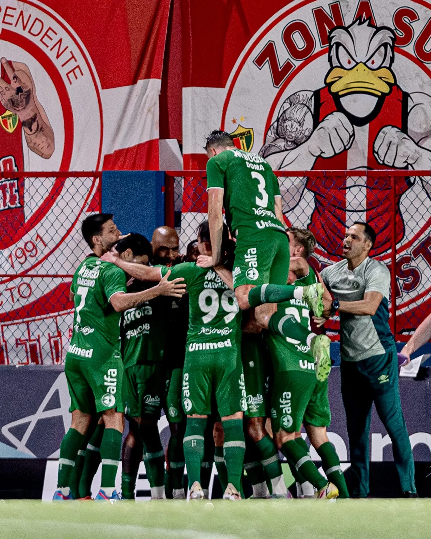 A Chapecoense (SC) aproveitou uma das poucas chances que teve para se afastar da zona de rebaixamento da Série B do Campeonato Brasileiro.