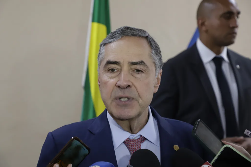 Barroso havia anunciado sua aposentadoria na sessão plenária do último dia 9. Ele passou a presidência do STF ao ministro Edson Fachin no dia 29 de setembro. Barroso havia anunciado sua aposentadoria na sessão plenária do último dia 9. Ele passou a presidência do STF ao ministro Edson Fachin no dia 29 de setembro.