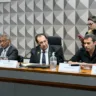 Mesa: relator da CPIMJAE, senador Romário (PL-RJ); presidente da CPIMJAE, senador Jorge Kajuru (PSB-GO); depoente Bruno Tolentino. Foto: Marcos Oliveira/Agência Senado