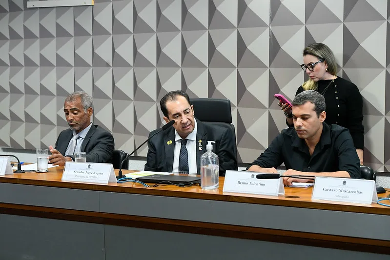 Mesa: relator da CPIMJAE, senador Romário (PL-RJ); presidente da CPIMJAE, senador Jorge Kajuru (PSB-GO); depoente Bruno Tolentino. Foto: Marcos Oliveira/Agência Senado