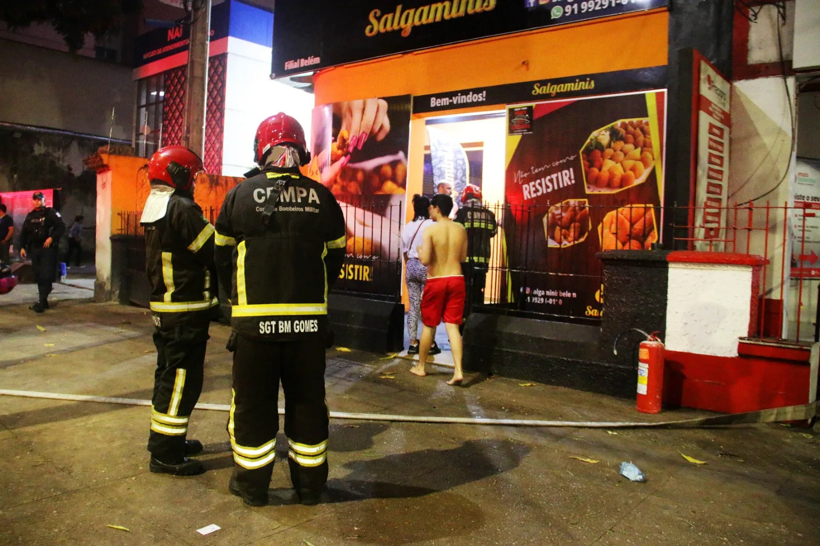 Um incêndio assustou trabalhadores e clientes de uma lanchonete no bairro de Nazaré na noite desta segunda-feira, 28. Fotos: Bruno Cecim/divulgação