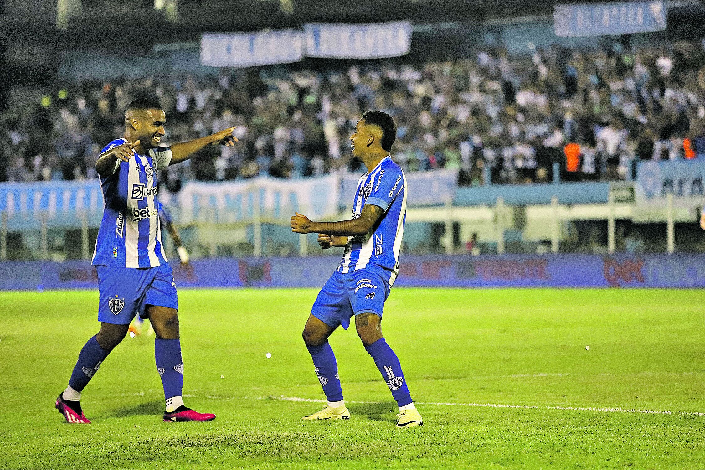 O Paysandu deu um salto gigantesco rumo à permanência na Série B do próximo ano ao vencer a Chapecoense por 2 a 0 na noite de ontem, na Curuzu. Foto: Wagner Almeida / Diário do Pará.