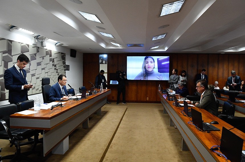 A senadora Augusta Brito (na tela, ao fundo) foi a relatora da proposta, que agora será analisada na Câmara dos Deputados. Foto: Roque Sá/Agência Senado