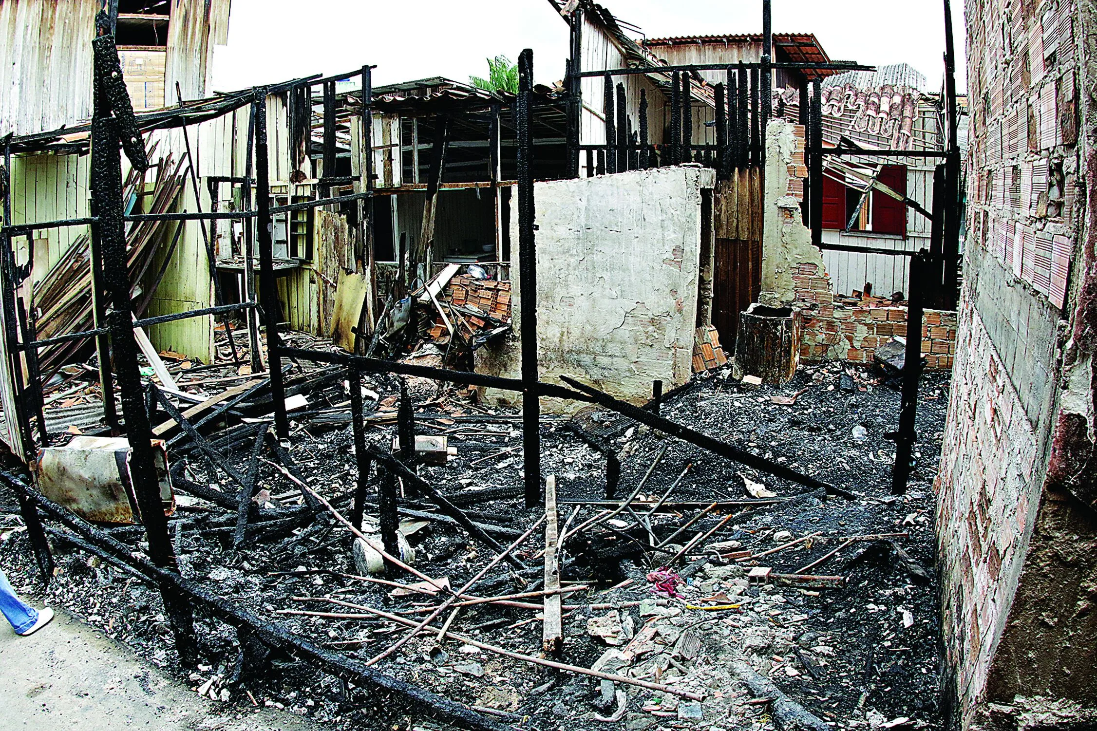 As ocorrências foram registradas em áreas urbana e de mata. No bairro Curió-Utinga, na noite de sábado, um incêndio atingiu 13 casas. Distritos de Outeiro e Mosqueiro também tiveram incidentes com fogo