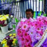 Data, que este ano será celebrada no próximo sábado é unanimidade entre quem trabalha com venda de flores e velas em frente ao cemitério