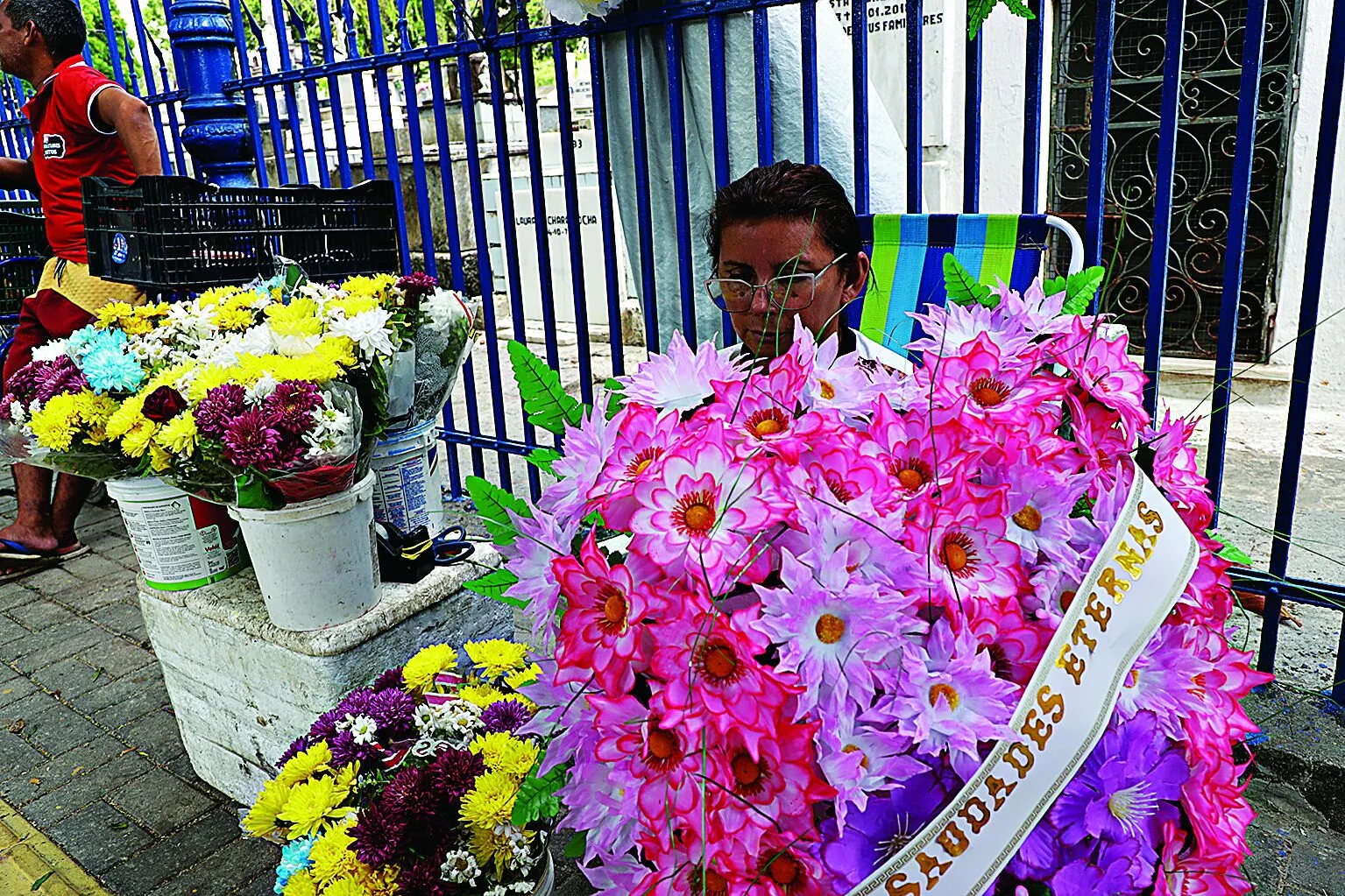 Data, que este ano será celebrada no próximo sábado é unanimidade entre quem trabalha com venda de flores e velas em frente ao cemitério