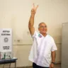 Edmilson cumprimentou eleitores na fila antes de votar | Fotos: Kamila Canhedo
