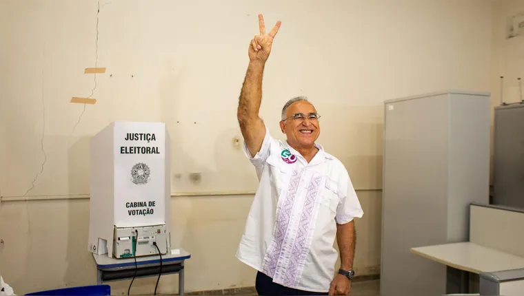 Edmilson cumprimentou eleitores na fila antes de votar | Fotos: Kamila Canhedo
