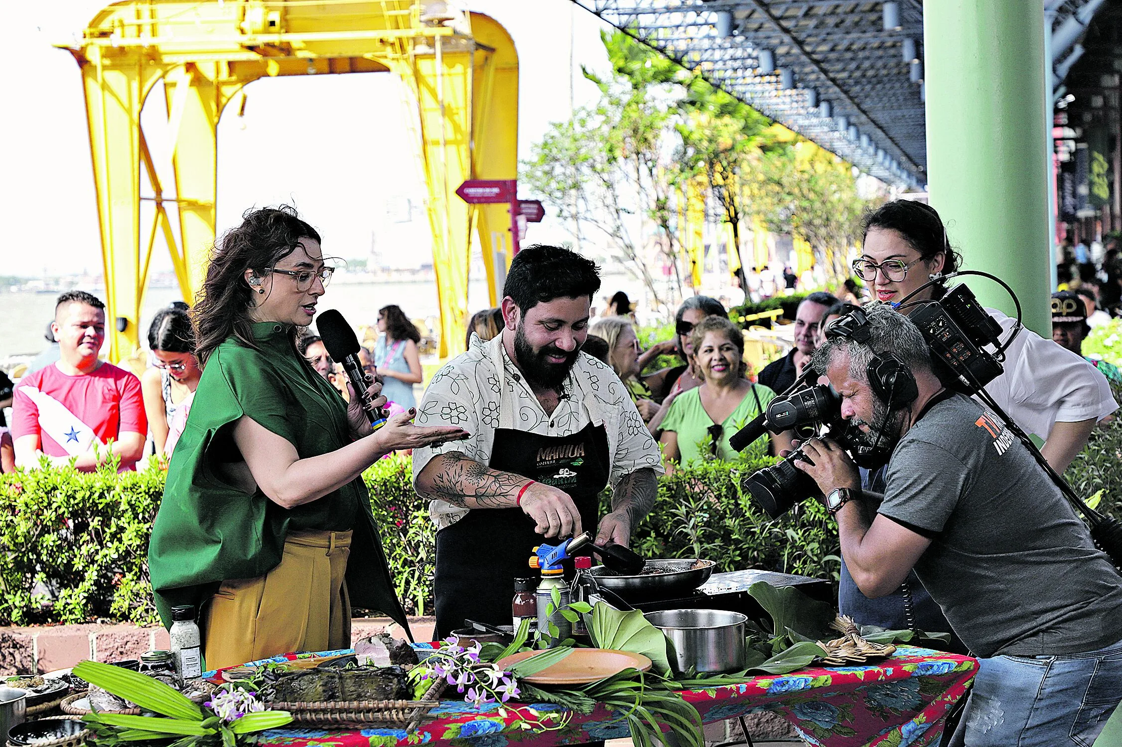 Programa conduzido pela apresentadora Cátia Fonseca está em Belém e ontem atraiu seus fãs para o complexo turístico. Público pôde acompanhar uma receita sendo feita ao vivo, além de um show musical  Foto: Wagner Almeida / Diário do Pará.