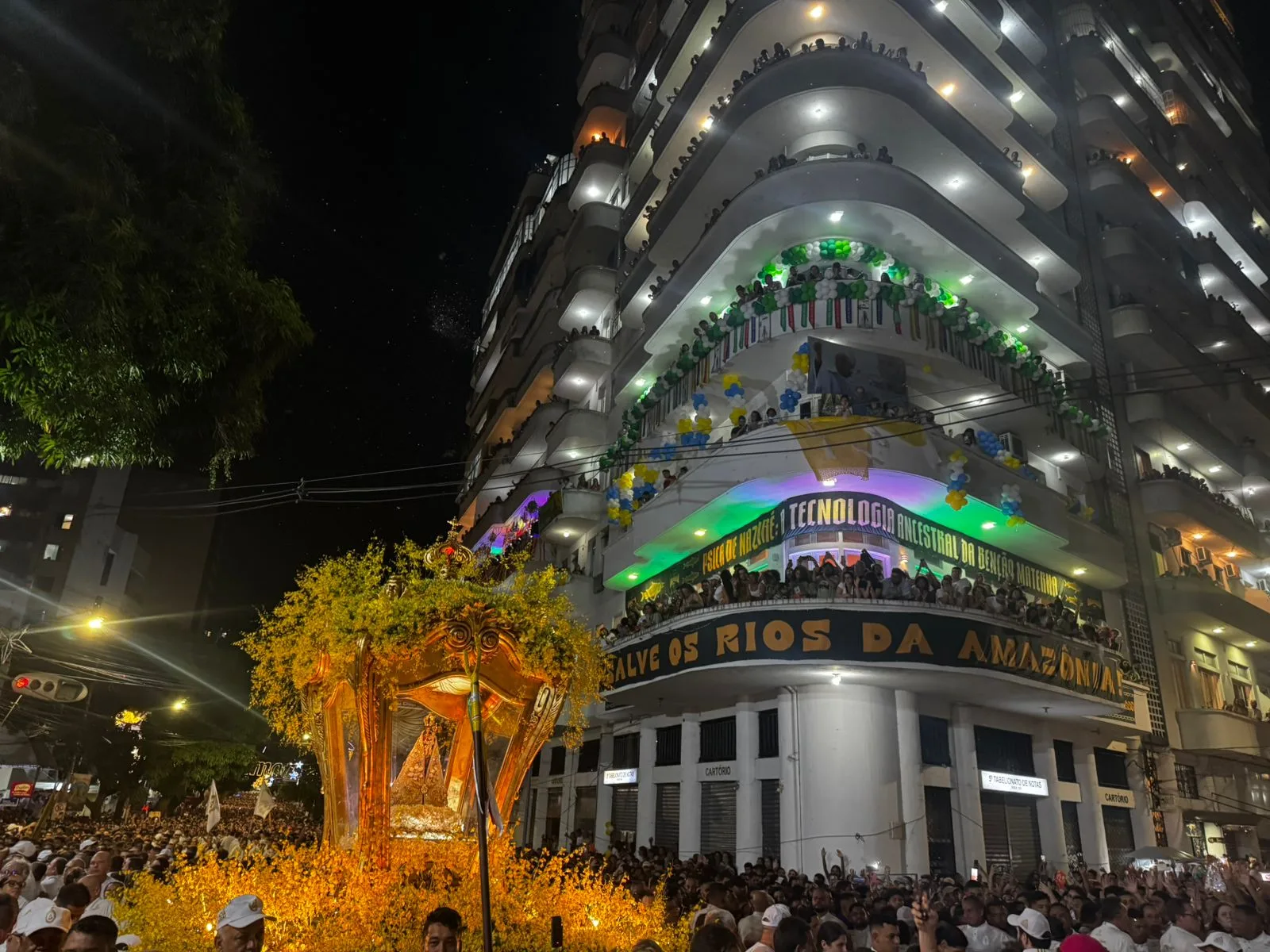 Após 5h, chegou ao fim a segunda procissão com maior número de participantes do Círio de Nazaré. A Trasladação reuniu mais de 1,9 milhão de pessoas na noite deste sábado, 12, em Belém. Foto: Rosana Pinto/DFN