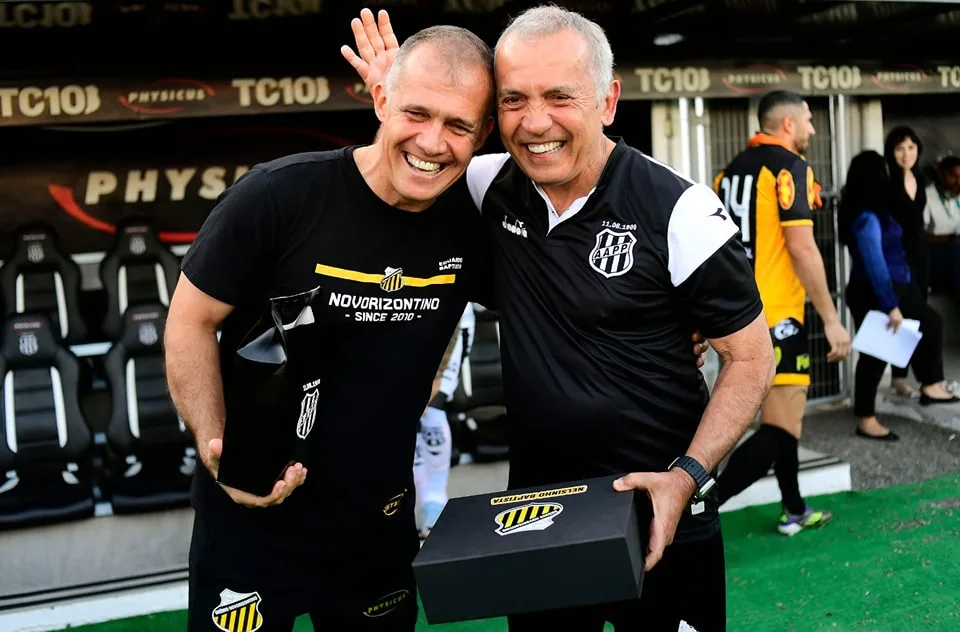 A Ponte é treinada pelo experiente e campeoníssimo Nelsinho Baptista. Já o filho dele, Eduardo Baptista, comanda o time sensação da Série B. Foto: Ponte Preta