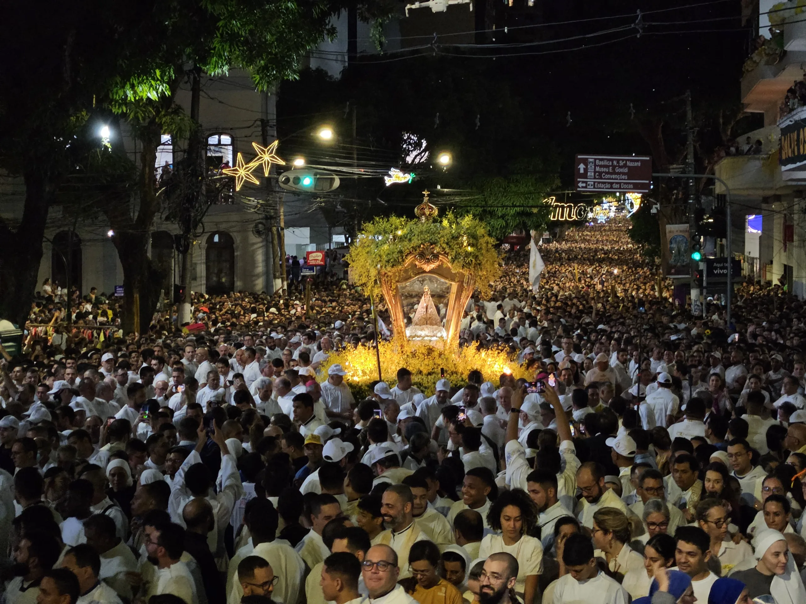 Na noite deste sábado (12), a Trasladação atraiu mais de 1,5 milhão de fiéis às ruas de Belém, percorrendo 3,7 quilômetros até a Igreja da Sé.

Foto: Even Oliveira.