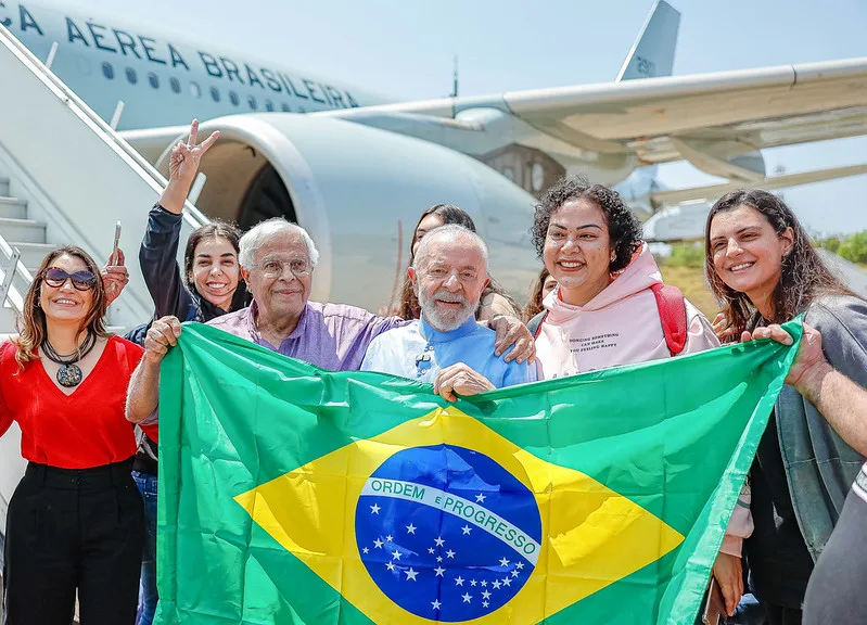  Presidente da República, Luiz Inácio Lula da Silva, recepciona e dá as boas-vindas aos cidadãos brasileiros repatriados do Líbano em voo da FAB na Base Aérea de São Paulo. Guarulhos - SP

 

Foto: Ricardo Stuckert / PR