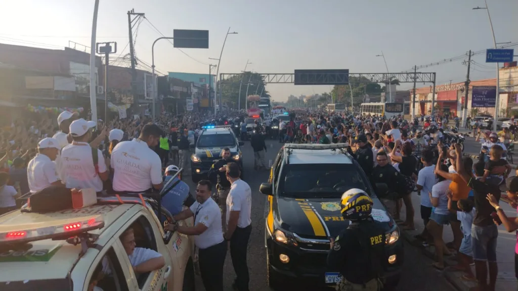 A primeira romaria do sábado, 12, a Rodoviária, começou logo cedo em Ananindeua, onde estava a imagem peregrina de Nossa Senhora de Nazaré. Créditos: Ricardo Amanajás/Diário do Pará