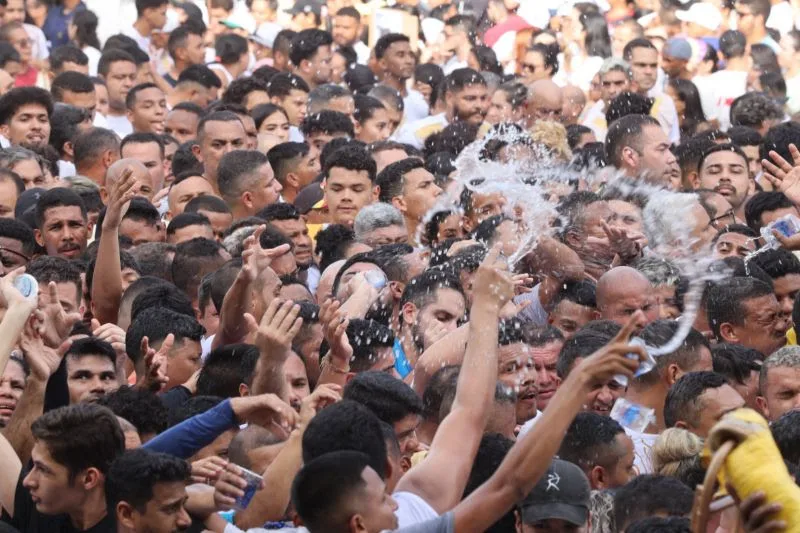 Ação solidária da Companhia apoia caminhada dos romeiros com água mineral durante as procissões da Festividade de Nazaré em Belém

