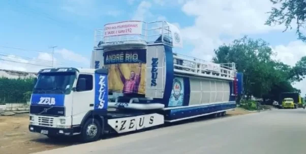 Um acidente na estrada que dá acesso ao município de Machados, no Agreste de Pernambuco, deixou pelo menos três mortos e seis feridos na manhã deste domingo.