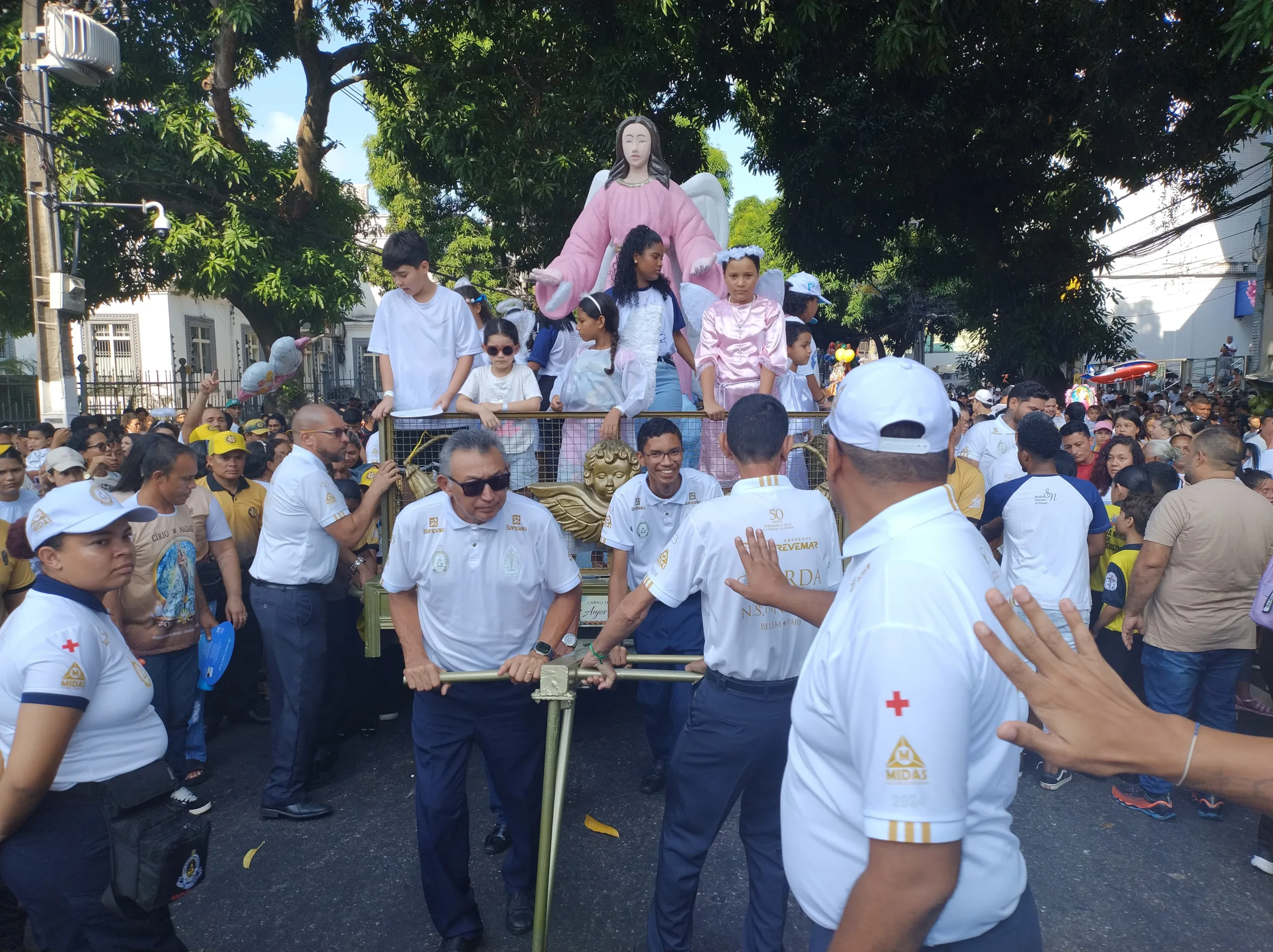 Crianças vestidas de anjinhos participam da romaria. Foto: IRene Almeida