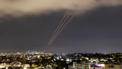 Irã lança mísseis contra Israel, e sirenes soam pelo país