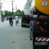 Caminhões estacionam impunemente na ciclofaixa e obrigam os ciclistas a se arriscarem em meio ao fluxo de veículos da via

 Foto: Mauro Ângelo/ Diário do Pará.