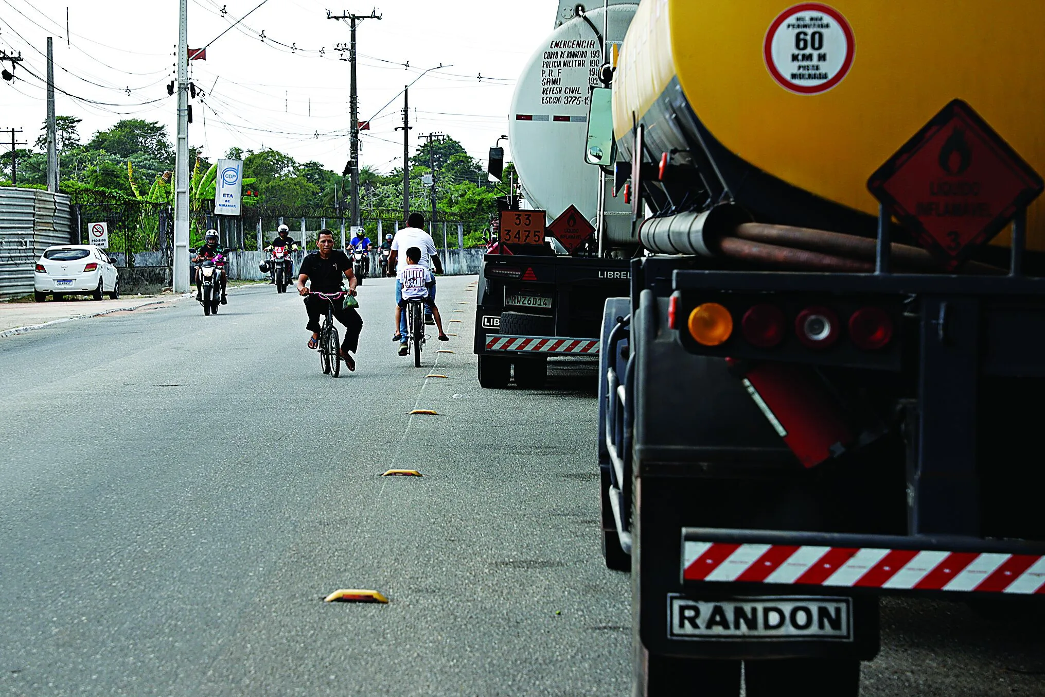 Caminhões estacionam impunemente na ciclofaixa e obrigam os ciclistas a se arriscarem em meio ao fluxo de veículos da via

 Foto: Mauro Ângelo/ Diário do Pará.