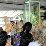  Após este horário, ela segue para a Concha Acústica, para uma bênção aos participantes do Círio Musical e, depois, é recolhida para a Sacristia, na Basílica Santuário. 
Foto: Celso Rodrigues