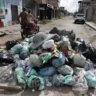 Vários moradores denunciaram o acúmulo de lixo pelos bairros da capital nos últimos dias.