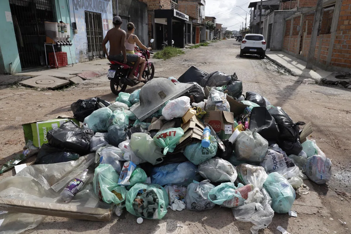 Vários moradores denunciaram o acúmulo de lixo pelos bairros da capital nos últimos dias.