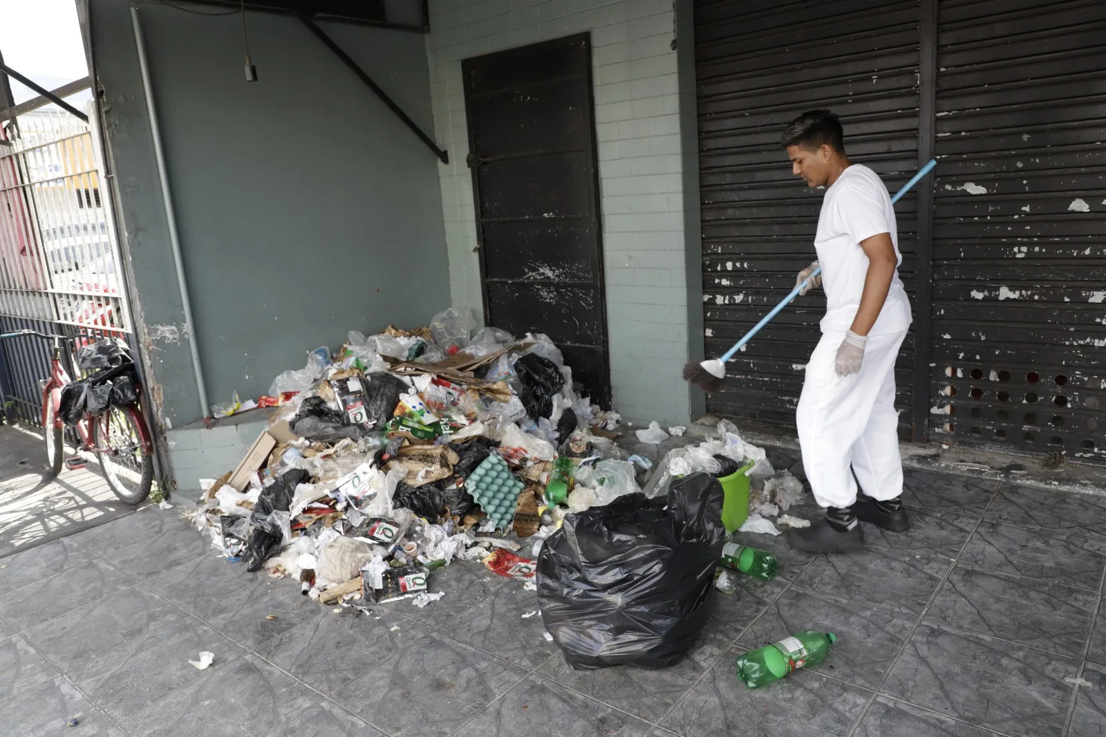 Moradores e comerciantes denunciam a sujeira que toma conta da Cidade Nova. Fotos: Wagner Almeida/Diário do Pará