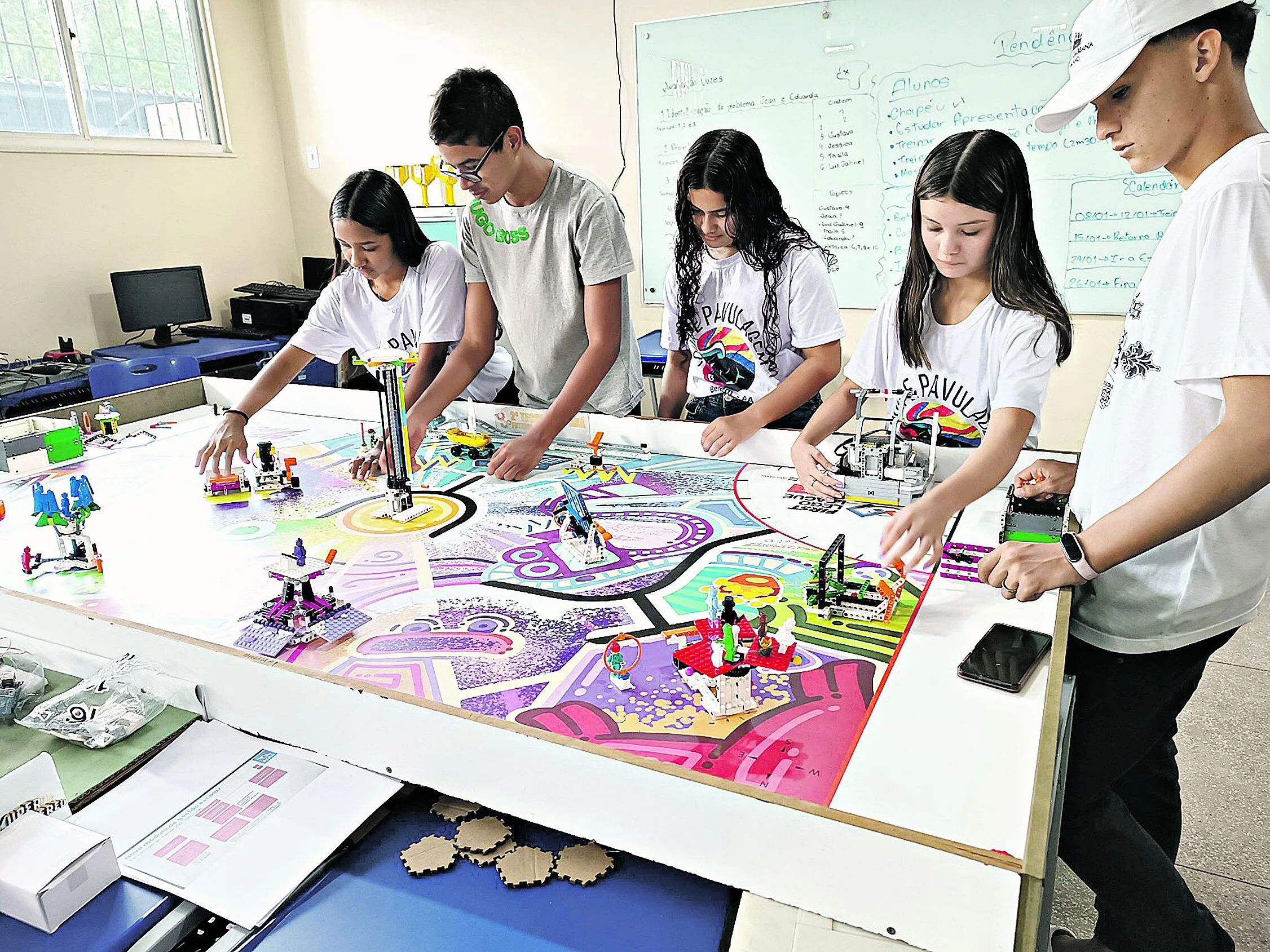 Investimentos ajudam a divulgar metodologia de ensino que usa robôs para facilitar a aprendizagem em diversas disciplinas, além de incentivar o trabalho em equipe. Estudantes já participaram de feiras nacionais