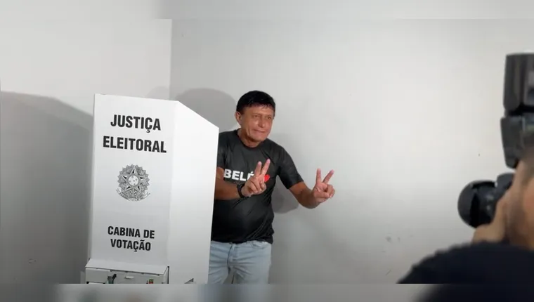 O candidato à prefeitura de Belém, Éder Mauro (PL), chegou para votar na manhã deste domingo (06), em uma escola localizada no bairro da Marambaia, em Belém.