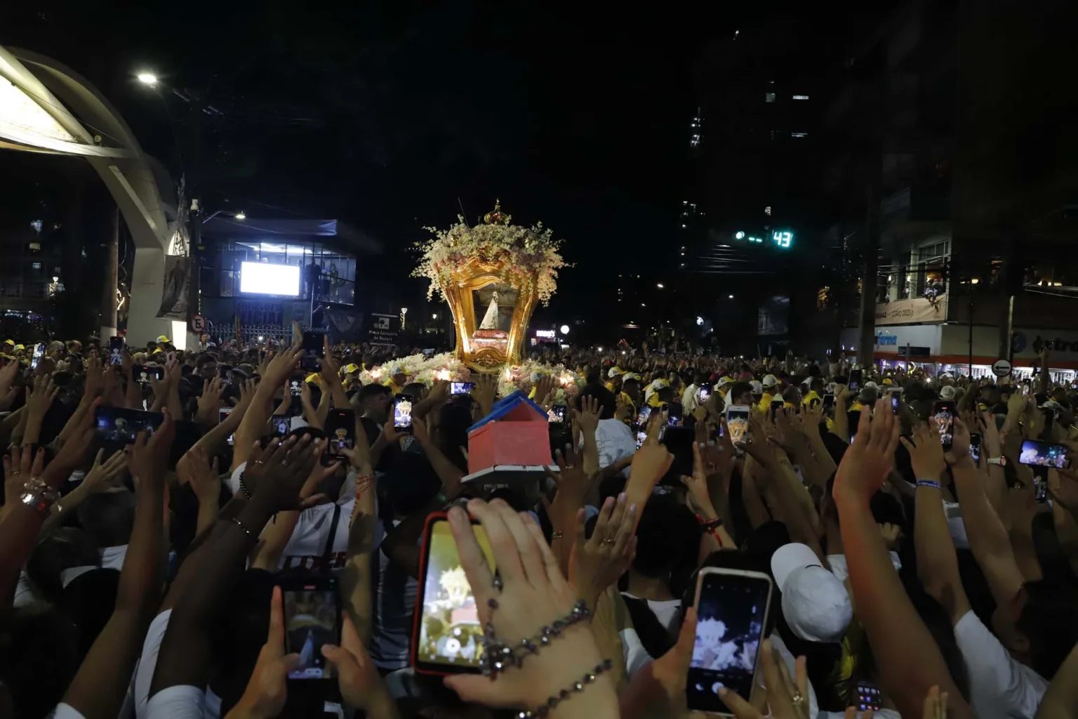 AO VIVO – Trasladação do Círio começa em Belém; acompanhe a procissão de luz