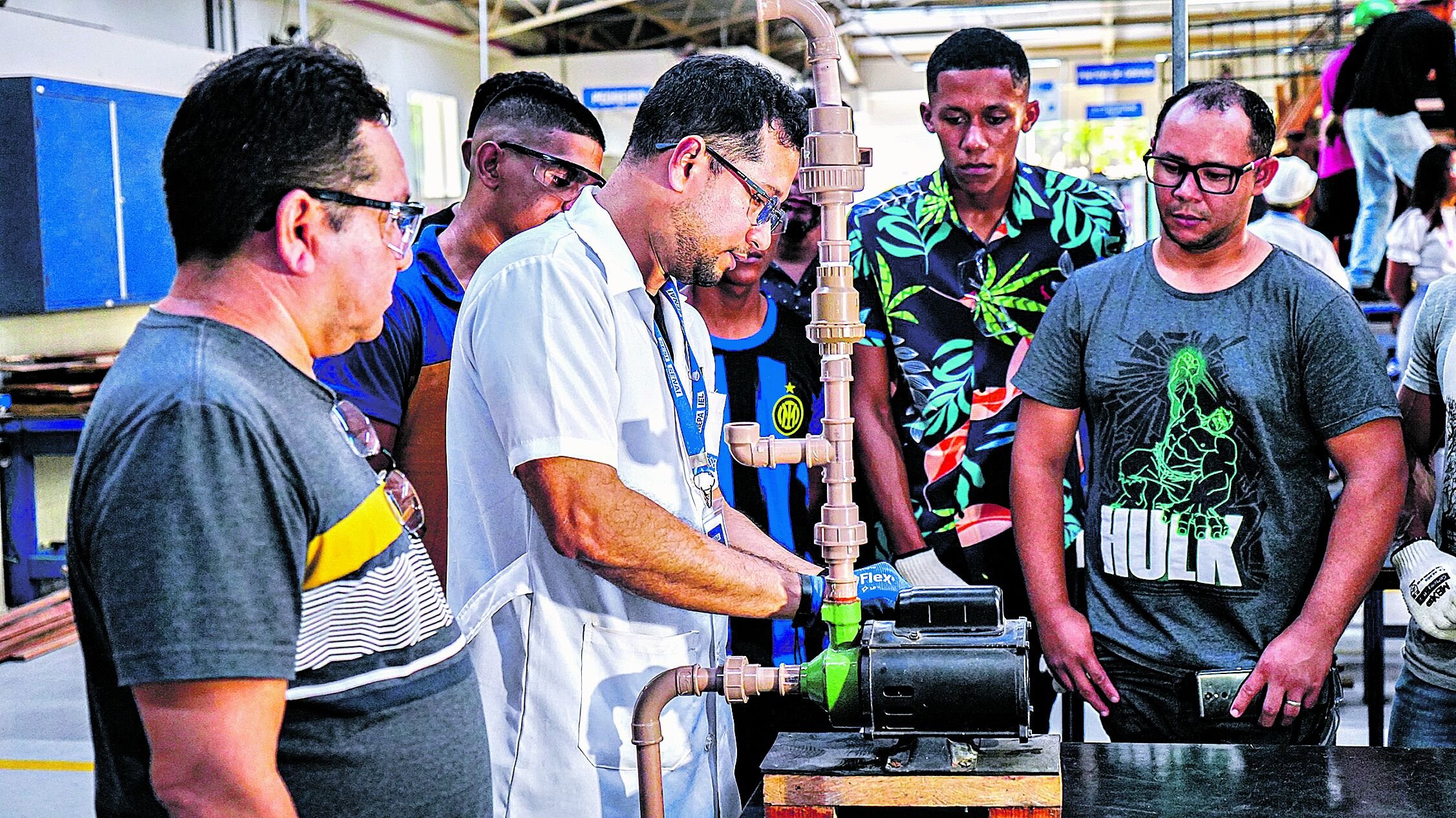 Entre 2025 e 2027, somente as áreas de Logística e Transporte, por exemplo, terão a necessidade de 65 mil profissionais qualificados. A indústria está crescendo e com ela a necessidade de reciclagem dos trabalhadores
