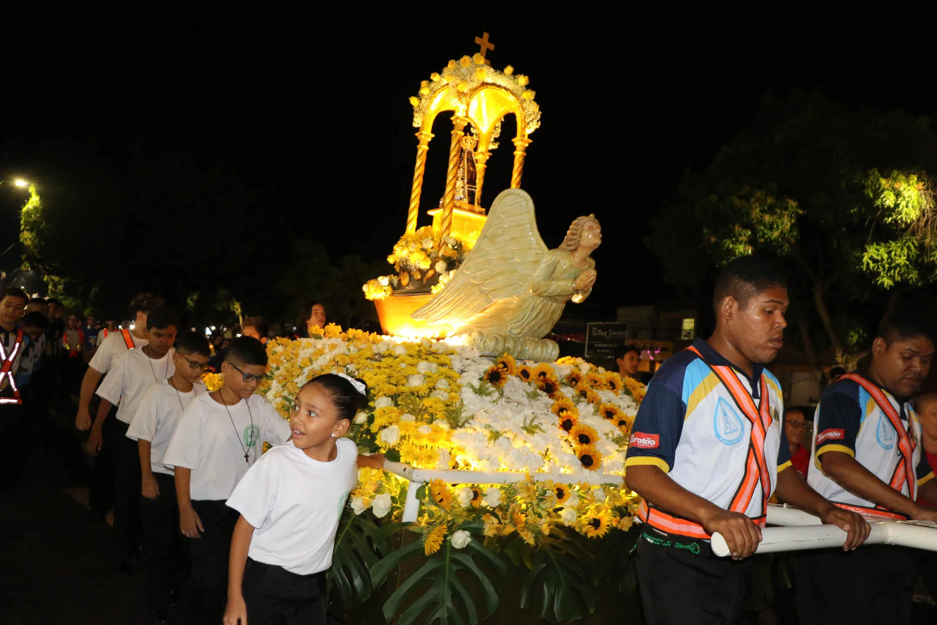 Procissão Luminosa foi realizada a noite desta sexta-feira, 11, após a novena e missa celebrada às 19h. Fotos: Antonio Melo