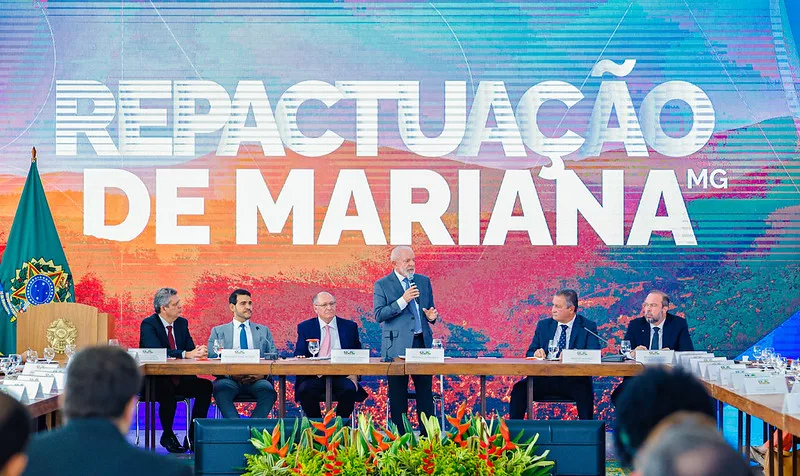 Depois quase nove anos do desastre, três anos de negociações e mais de 300 reuniões, o acordo de repactuação da tragédia de Mariana (MG) foi assinado nesta sexta-feira (25), em cerimônia com o presidente Lula (PT) no Palácio do Planalto.