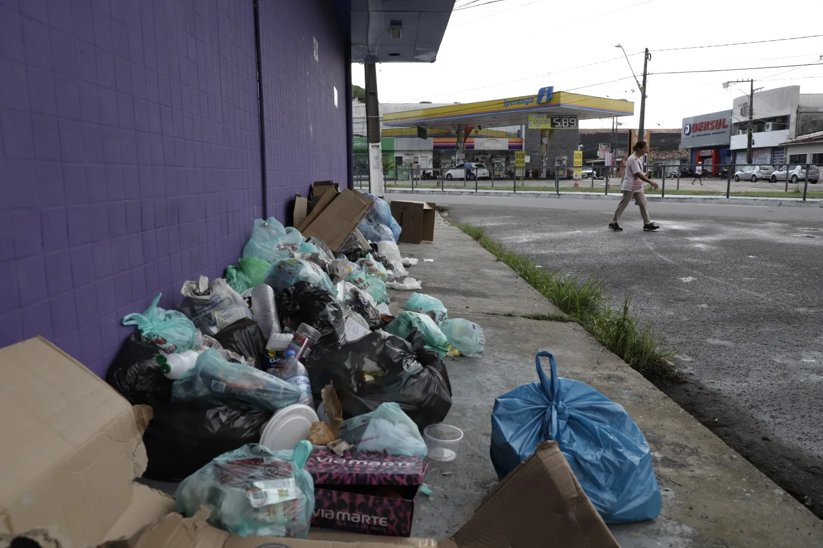 A situação da coleta irregular de lixo doméstico na Cidade Nova, em Ananindeua, continua deixando a população inconformada sobre o serviço público de saneamento oferecido no município. Fotos: Wagner Almeida/Diário do Pará