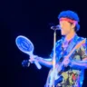 Bruno Mars aparece com raquete para matar mosquito em show