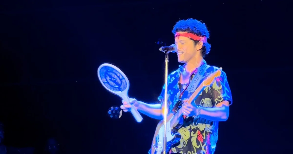 Bruno Mars aparece com raquete para matar mosquito em show