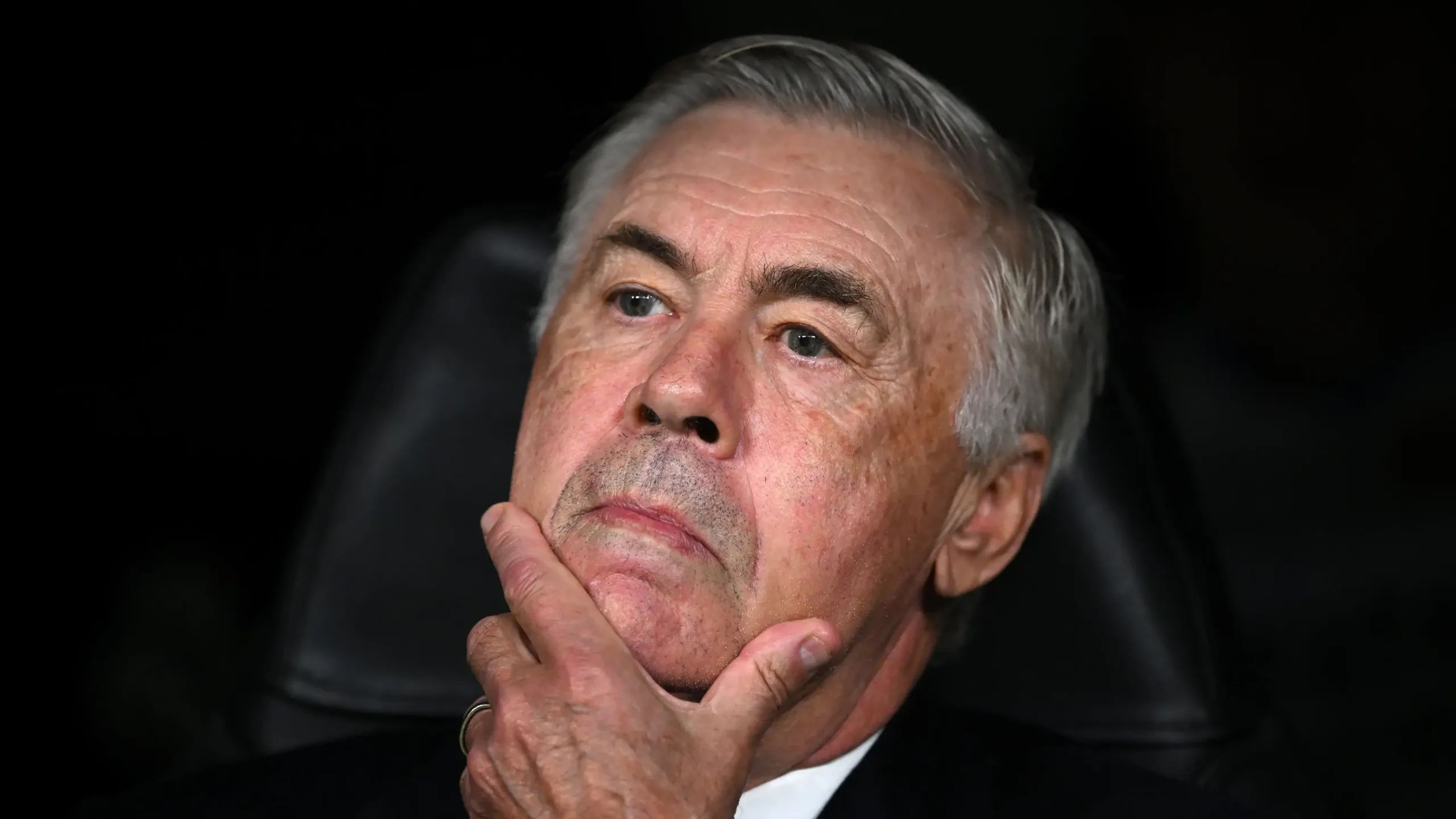 Carlo Ancelotti é premiado como melhor técnico do ano no Prêmio Bola de Ouro. Descubra mais sobre a votação e os finalistas. Foto: Getty