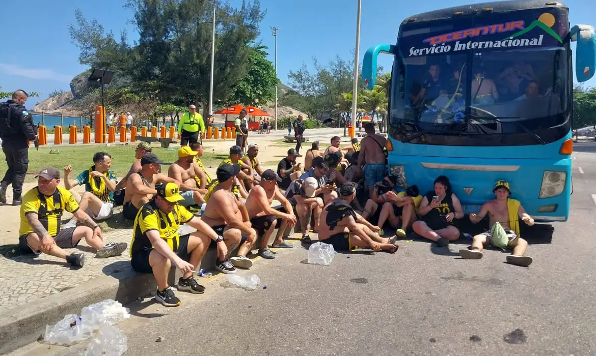 Mais de 200 torcedores do Peñarol foram presos nesta quarta-feira (23) na praia do Recreio, zona oeste do Rio de Janeiro