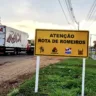 A sinalização segue o padrão de placas de trânsito de advertência, de acordo com o Código de Trânsito Brasileiro (CTB). Foto: Divulgação