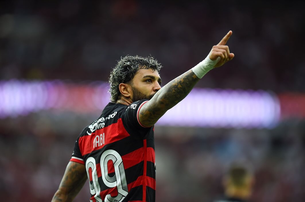 Após 14 jogos e três meses, o camisa 99 fez de pênalti o seu na vitória do Flamengo por 4 a 2, sobre o Juventude, neste sábado (26), no Maracanã, que manteve viva a chama de esperança do clube no título do Campeonato Brasileiro.