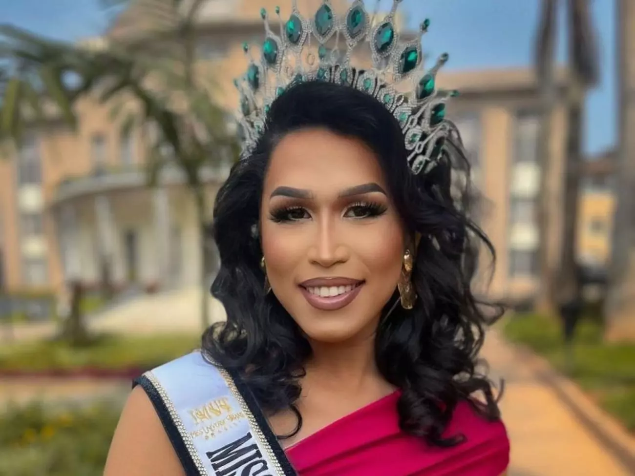 Beatrice Bento, que mora em Blumenau (SC), tem 31 anos e se tornou recentemente Miss Universe Trans Brasil, conquistou na última terça-feira, 12, em Nova Délhi, na Índia, o Miss UNiverse Trans das Américas