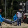 O corpo de Francisco Wanderley Luiz, de 59 anos, é retirado da frente do STF, segundo a Polícia Civil do DF, Francisco foi autor das explosões ocorridas nesta quarta-feira (13) na Praça dos Três Poderes. Foto: Fabio Rodrigues-Pozzebom/Agência Brasil