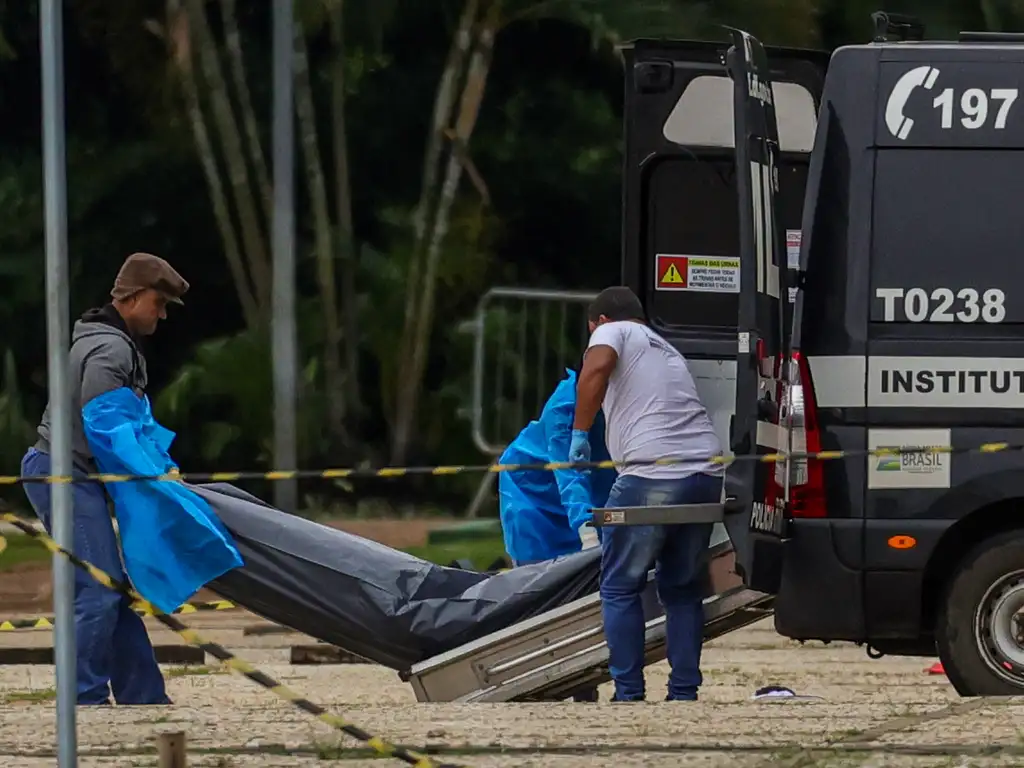 O corpo de Francisco Wanderley Luiz, de 59 anos, é retirado da frente do STF, segundo a Polícia Civil do DF, Francisco foi autor das explosões ocorridas nesta quarta-feira (13) na Praça dos Três Poderes. Foto: Fabio Rodrigues-Pozzebom/Agência Brasil