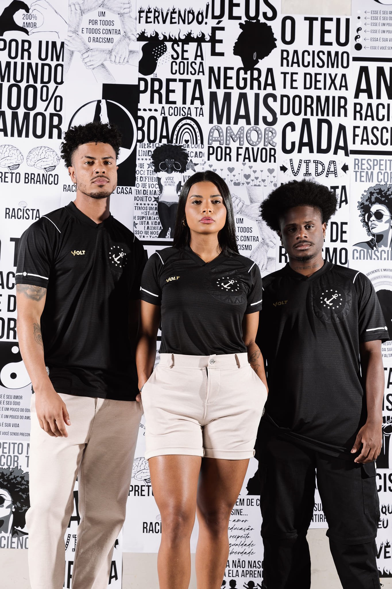 A nova camisa está à venda.